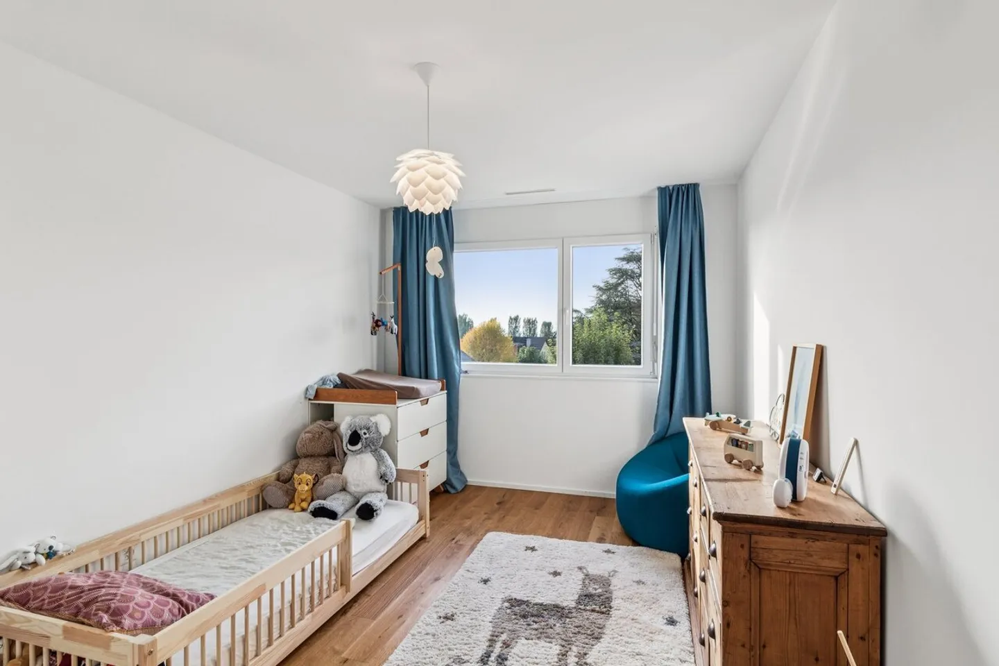 Stunning modern 3.5-room apartment in the heart of the village - Photo 5 of 10