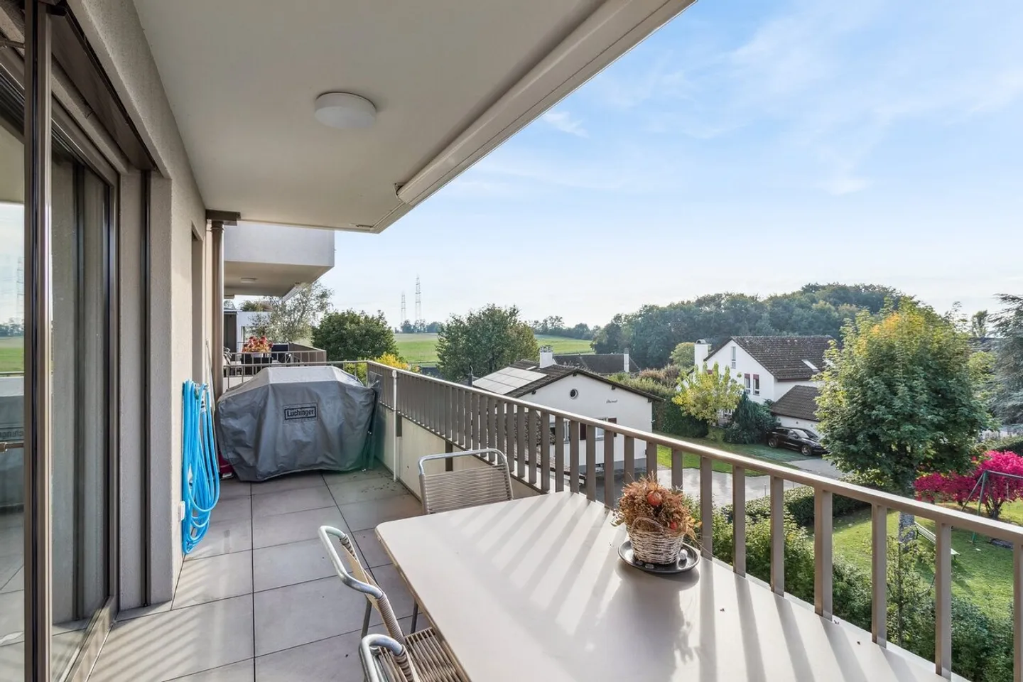 Stunning modern 3.5-room apartment in the heart of the village - Photo 4 of 10