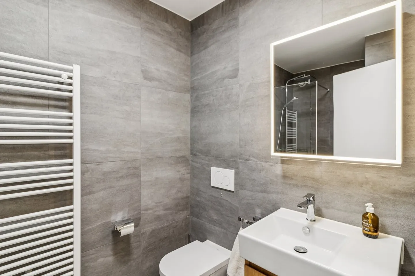 Stunning modern 3.5-room apartment in the heart of the village - Photo 9 of 10