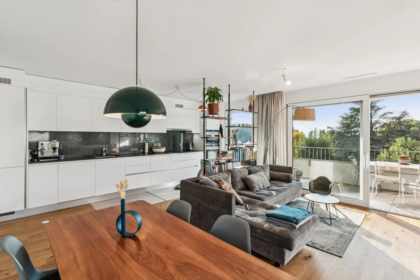 Stunning modern 3.5-room apartment in the heart of the village - Photo 1 of 10