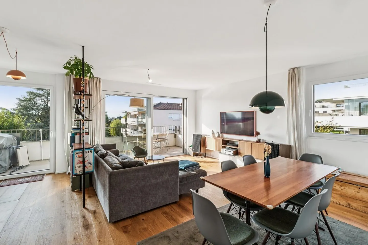 Stunning modern 3.5-room apartment in the heart of the village - Photo 3 of 10