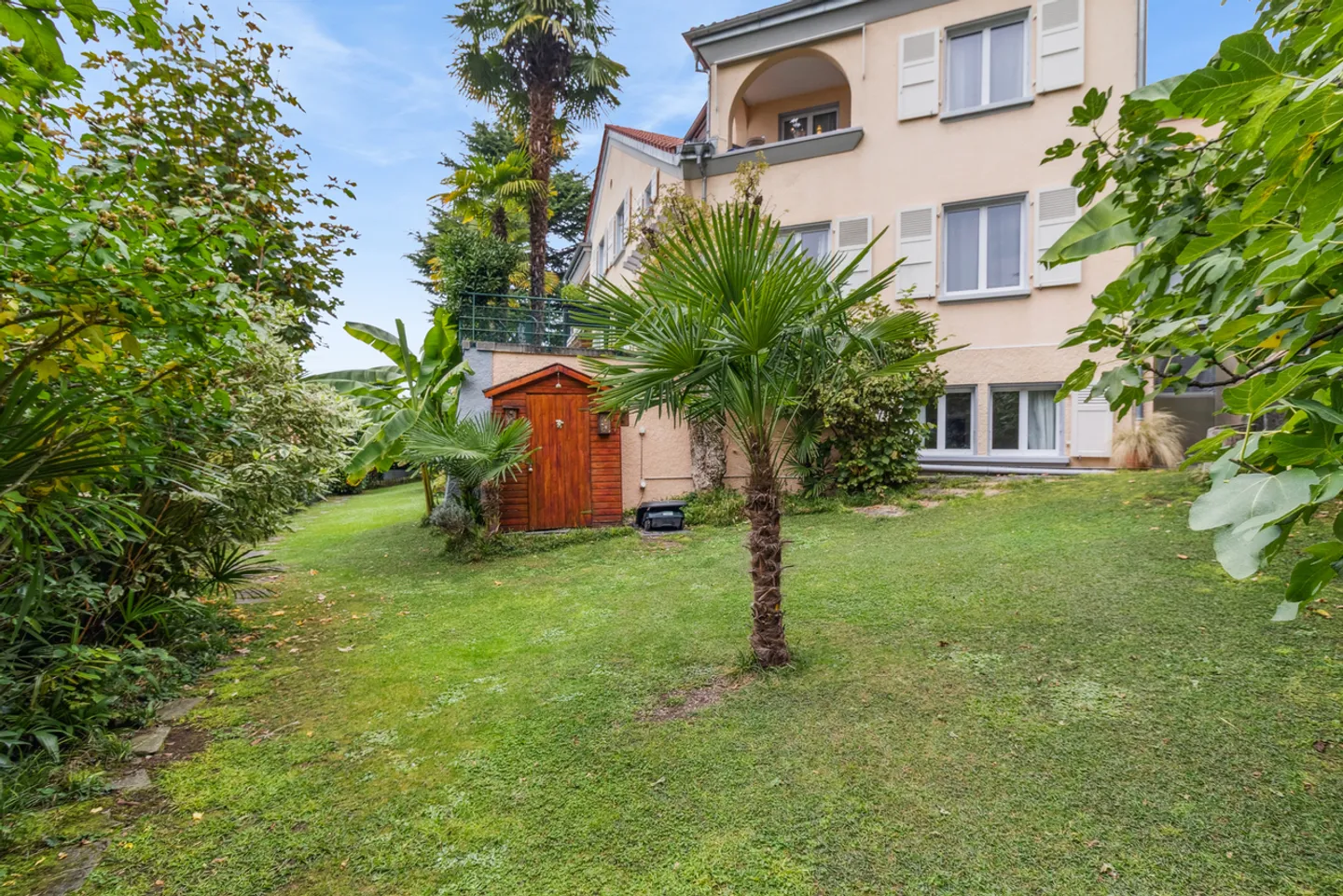 Schöne Immobilie mit drei Wohnungen und außergewöhnlichem Seeblick - Foto 3 von 13