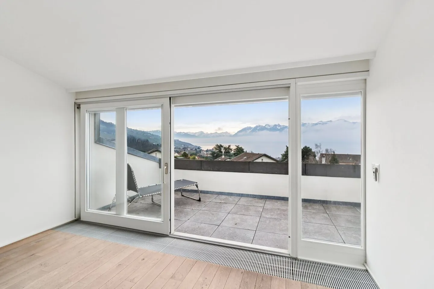 Lutry, beautiful 3.5-room apartment with panoramic lake view - Photo 2 of 10