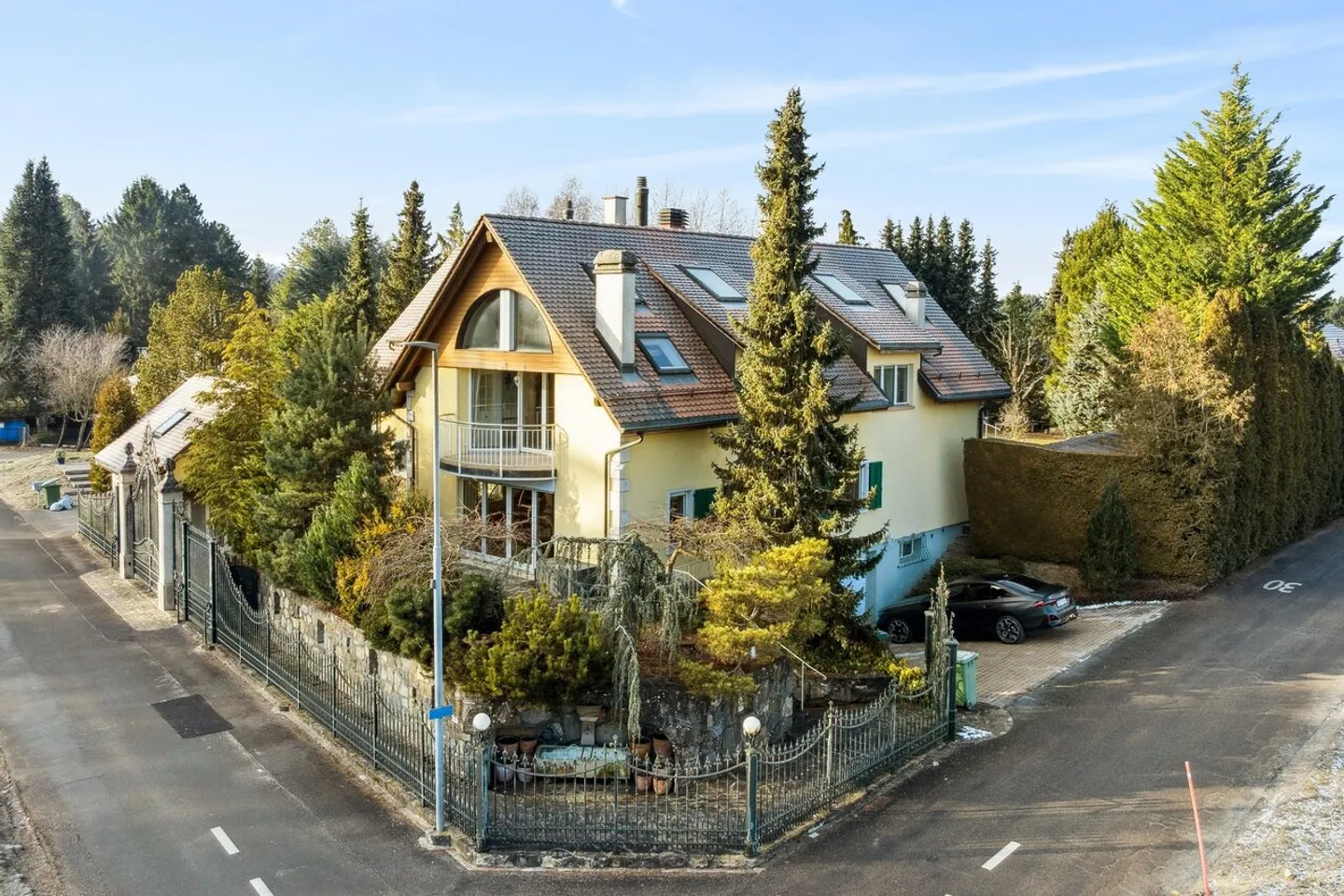 Großes Familienhaus mit Schwimmbad - Foto 1 von 11