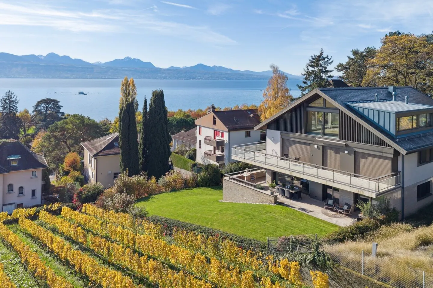 Exceptional apartment between lake and vineyards - Photo 2 of 13