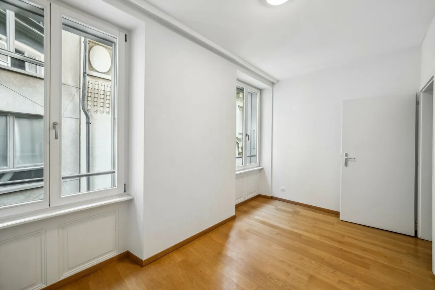 A prestigious address in the center of Lausanne! - Photo 8 of 11