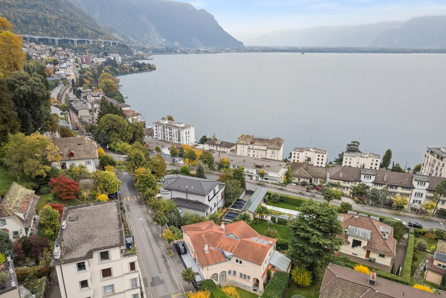 Bella proprietà con tre appartamenti e vista lago eccezionale - Foto 2 di 13