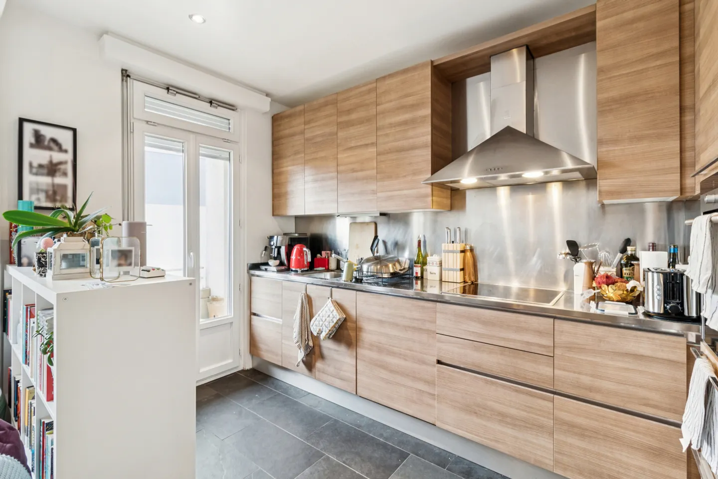 Charming 2.5-room renovated apartment with lake view and historical charm - Center - Photo 3 of 8