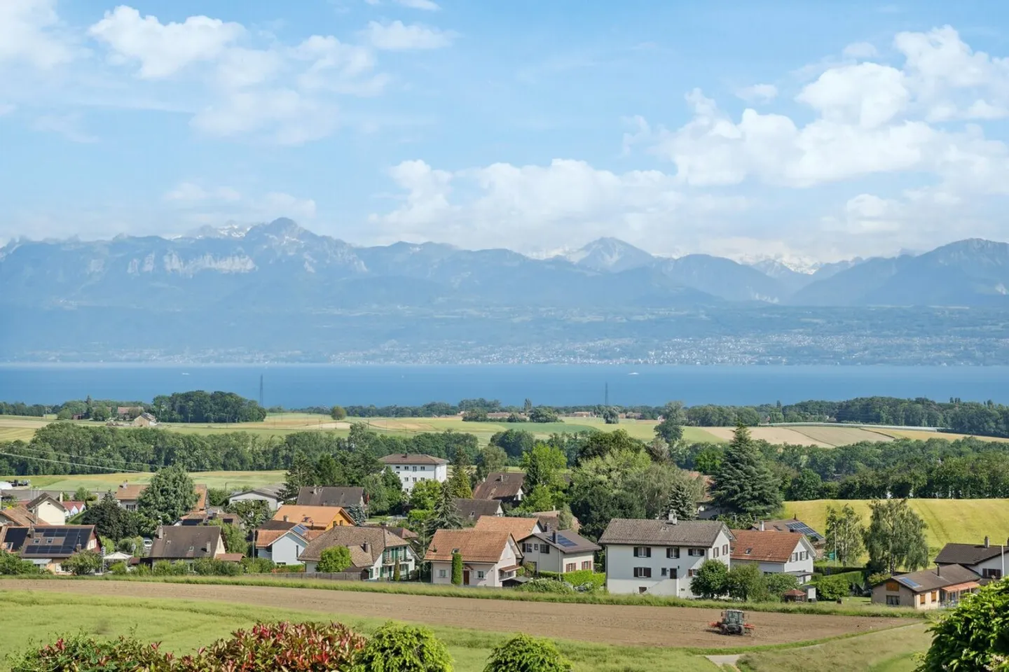 Magnifique propriété de  8.5 pièces avec vue panoramique sur le lac - Photo 2 of 2