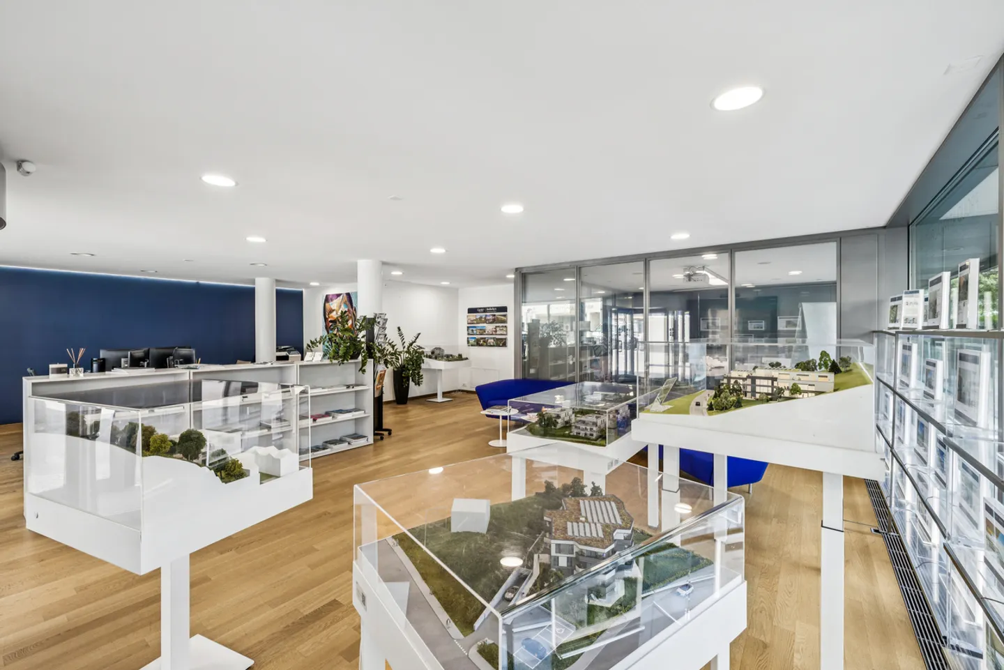 Commercial Space in Montreux - Photo 1 of 2