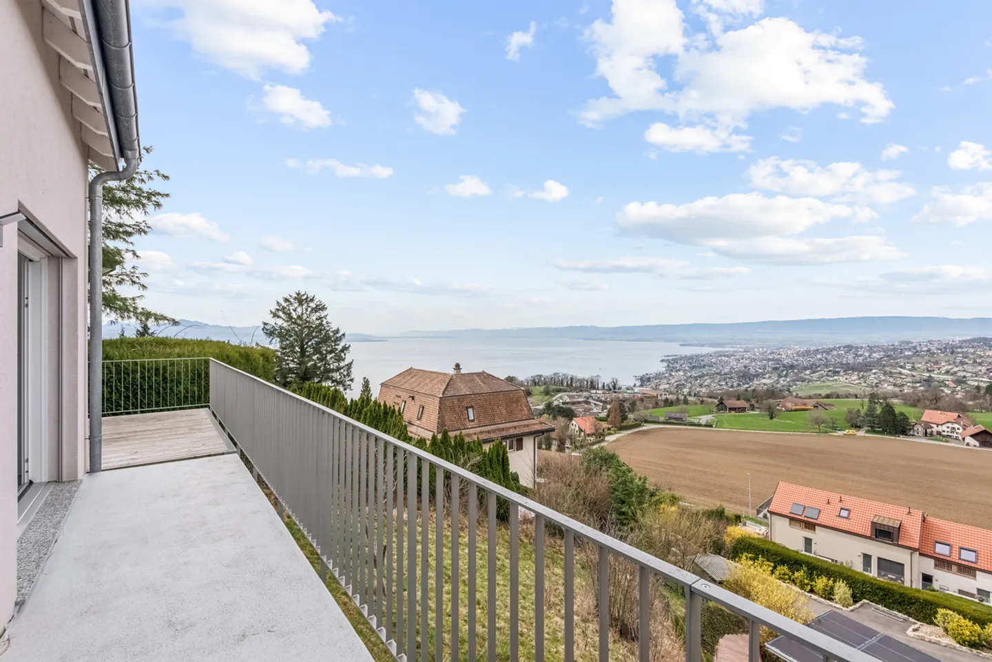 Between Lake and Vines: A Modern Villa with Irresistible Charm - Photo 1 of 12