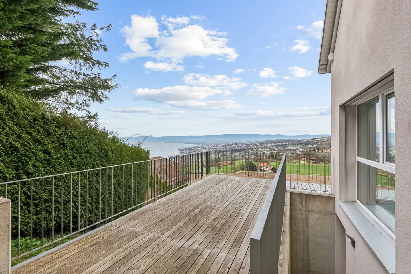 Between Lake and Vines: A Modern Villa with Irresistible Charm - Photo 12 of 12