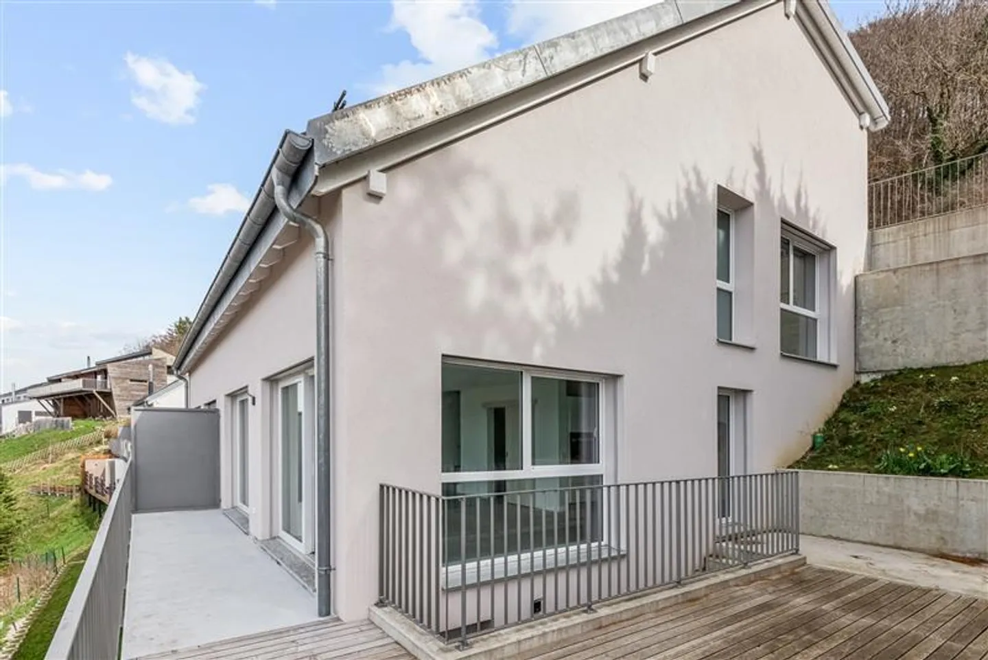 Between Lake and Vines: A Modern Villa with Irresistible Charm - Photo 2 of 12