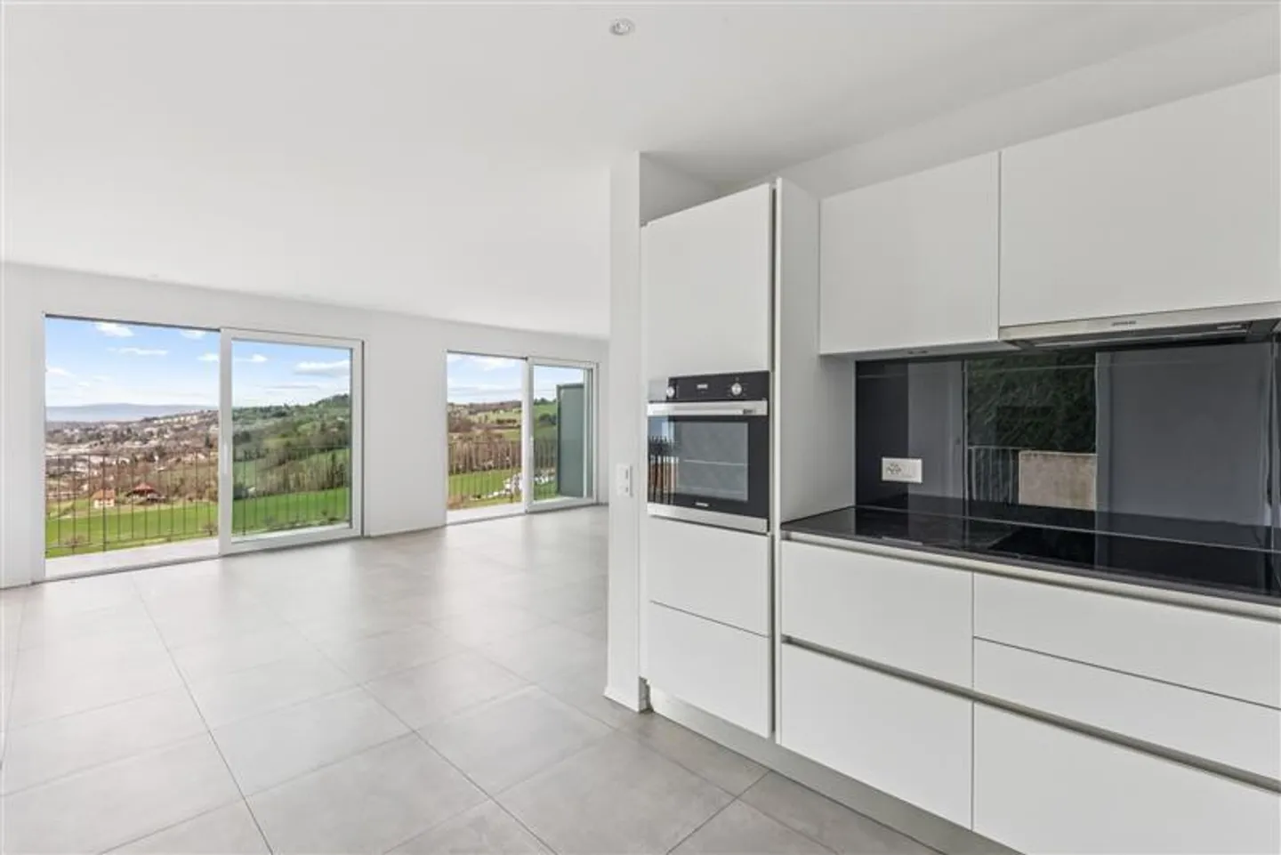 Between Lake and Vines: A Modern Villa with Irresistible Charm - Photo 5 of 12