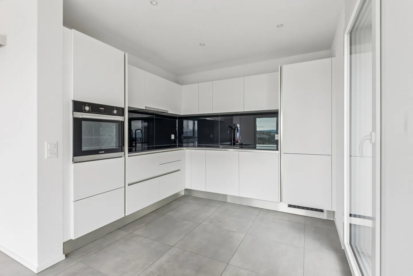 Between Lake and Vines: A Modern Villa with Irresistible Charm - Photo 4 of 12