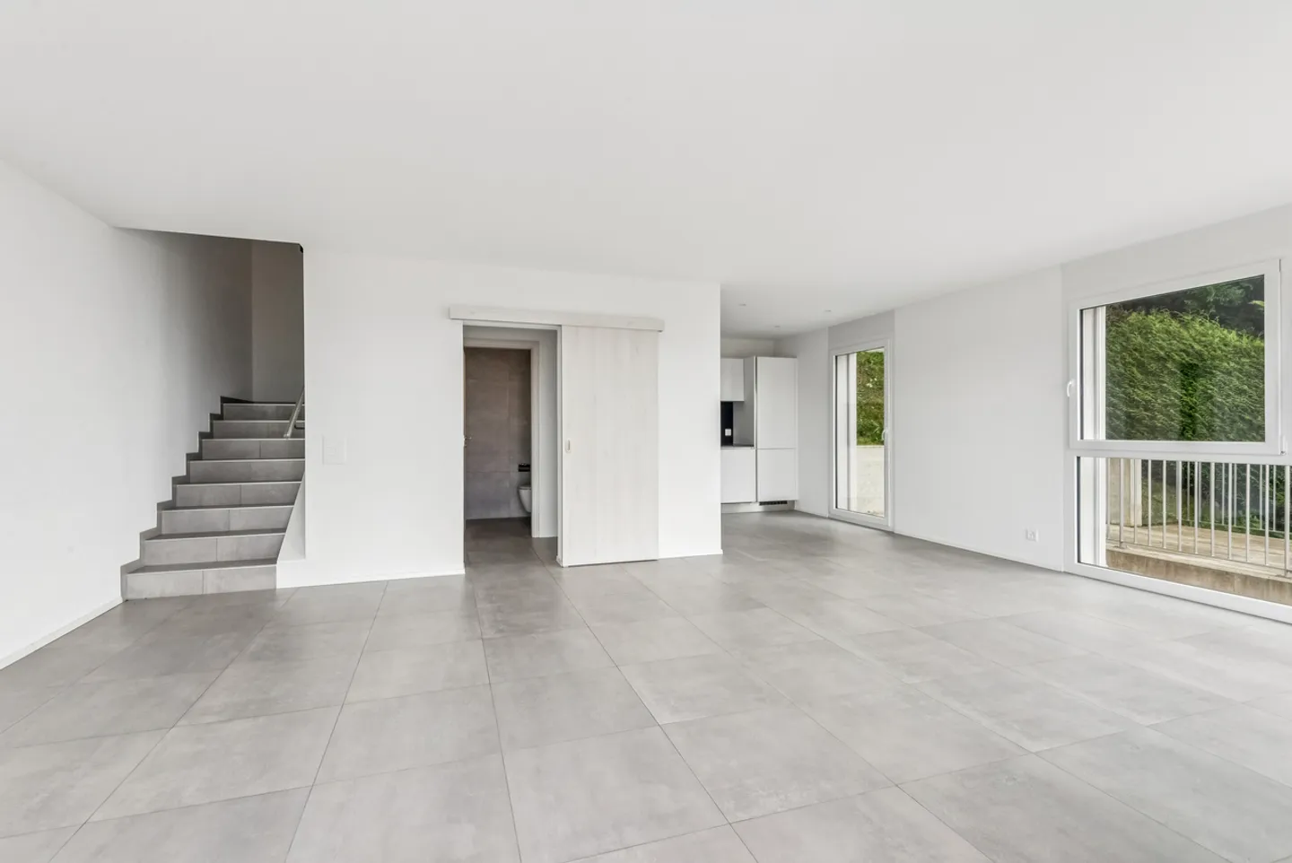 Between Lake and Vines: A Modern Villa with Irresistible Charm - Photo 3 of 12