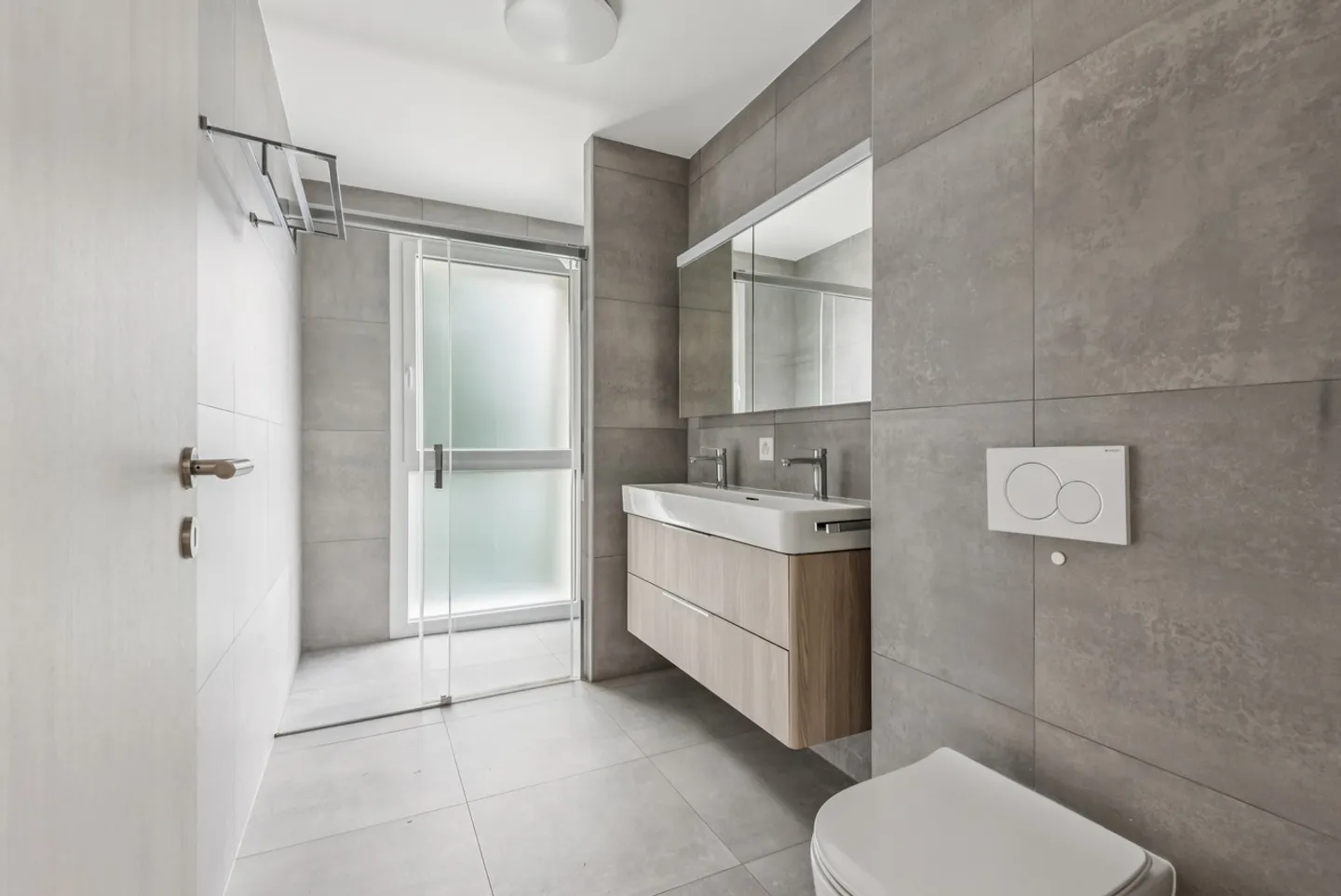 Between Lake and Vines: A Modern Villa with Irresistible Charm - Photo 11 of 12