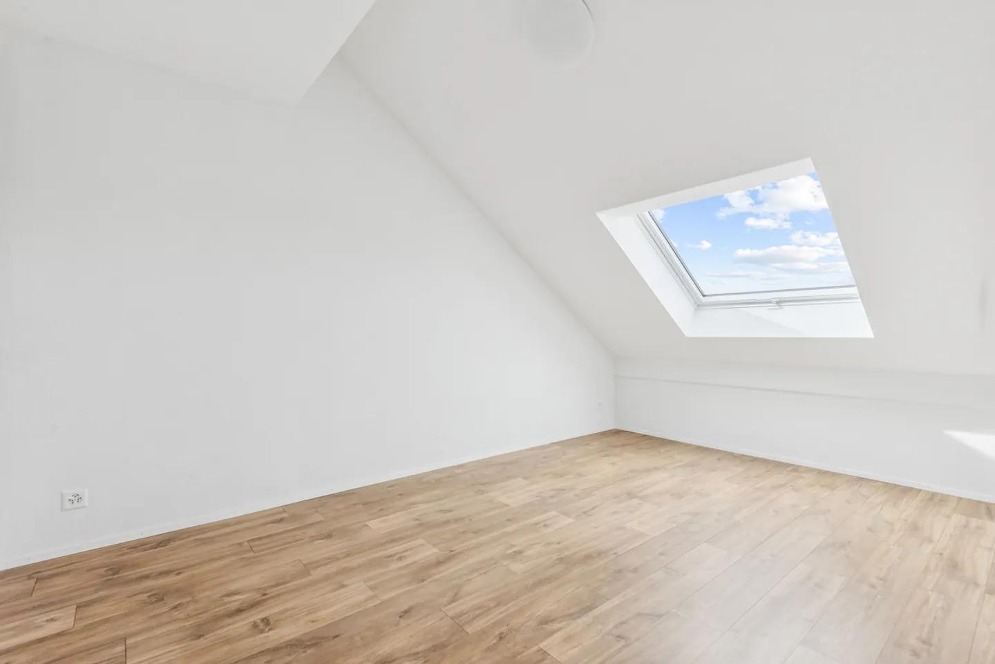 Between Lake and Vines: A Modern Villa with Irresistible Charm - Photo 7 of 12