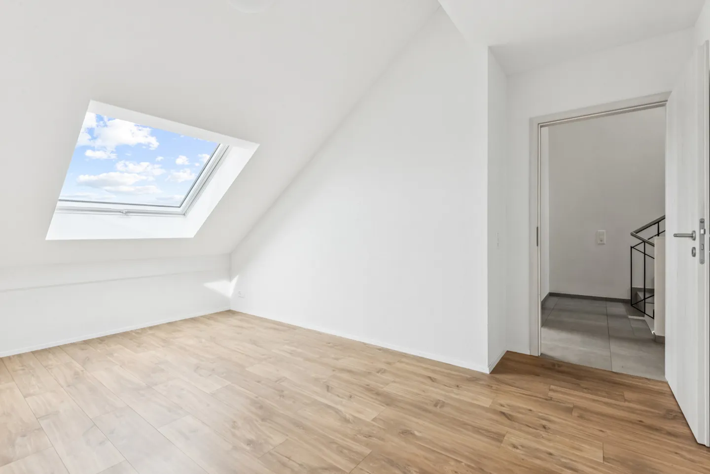 Between Lake and Vines: A Modern Villa with Irresistible Charm - Photo 8 of 12