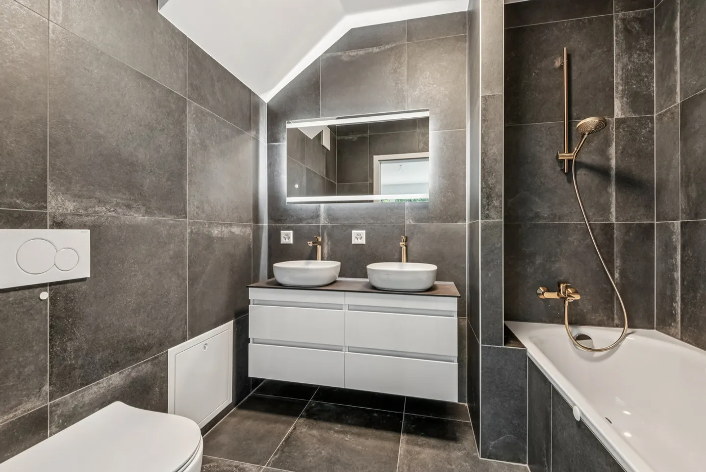 Between Lake and Vines: A Modern Villa with Irresistible Charm - Photo 9 of 12