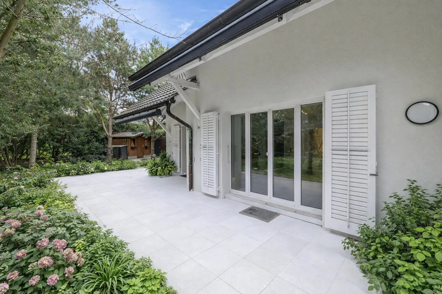 Villa familiare ristrutturata a Commugny con studio e giardino paesaggistico - Foto 2 di 11