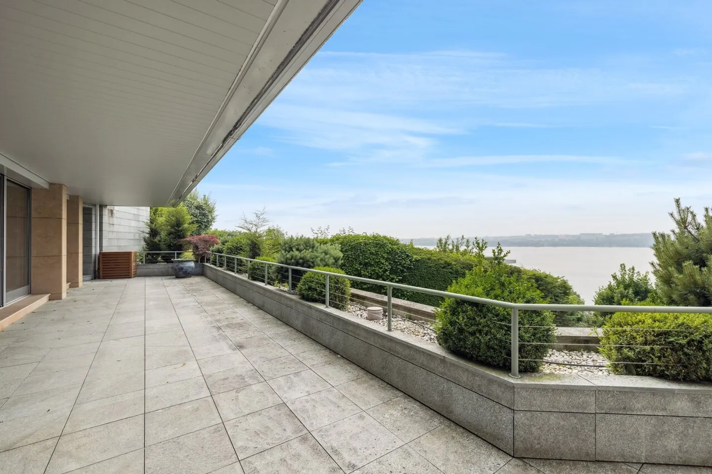 Luxury, Calm and Majestic View over Lake Geneva - Photo 1 of 12