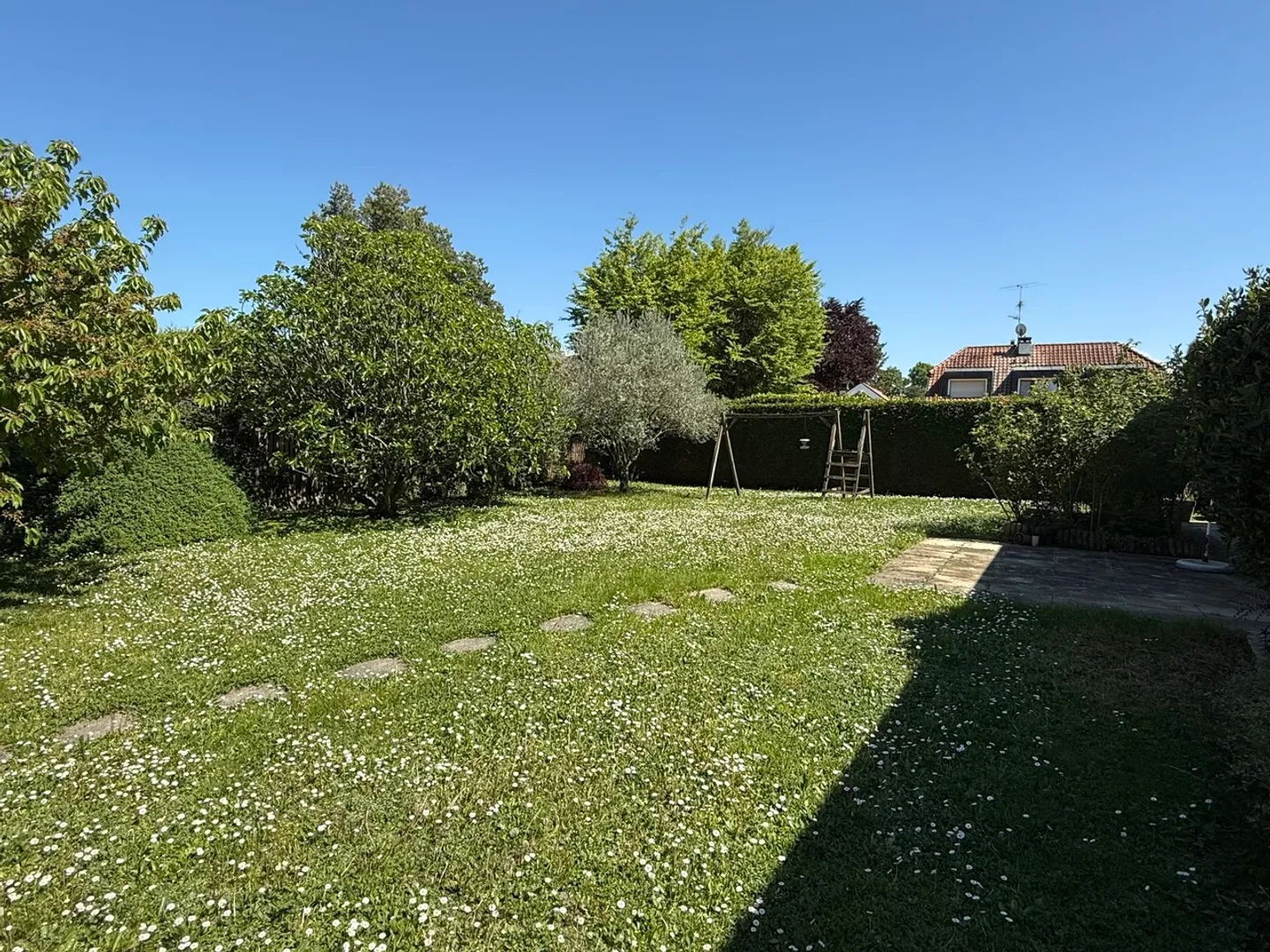 Villa à fort potentiel dans un écrin de verdure - Photo 2 sur 3