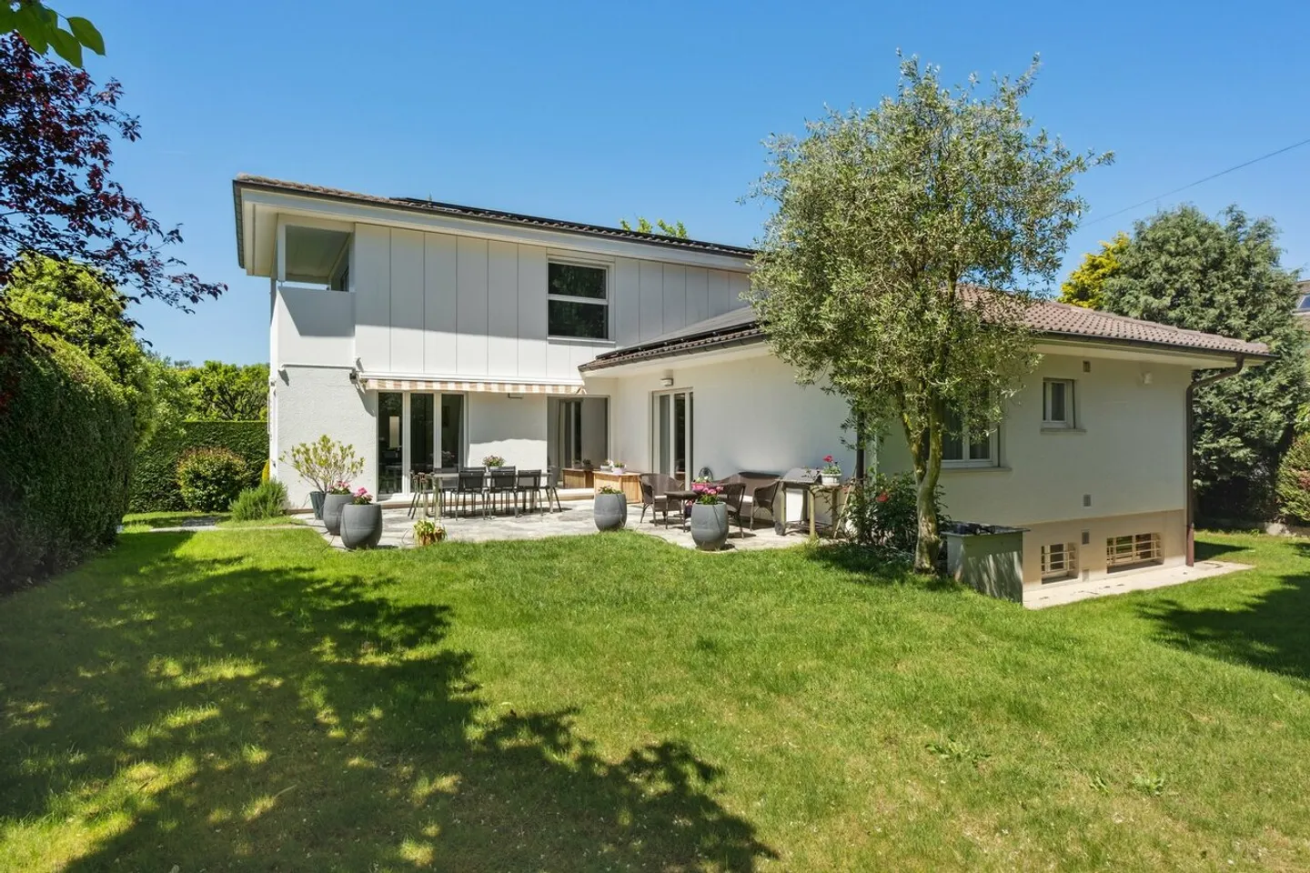 GERÄUMIGE RENOVIERTE FAMILIENVILLA IN RUHIGER GRÜNER LAGE - Foto 2 von 11