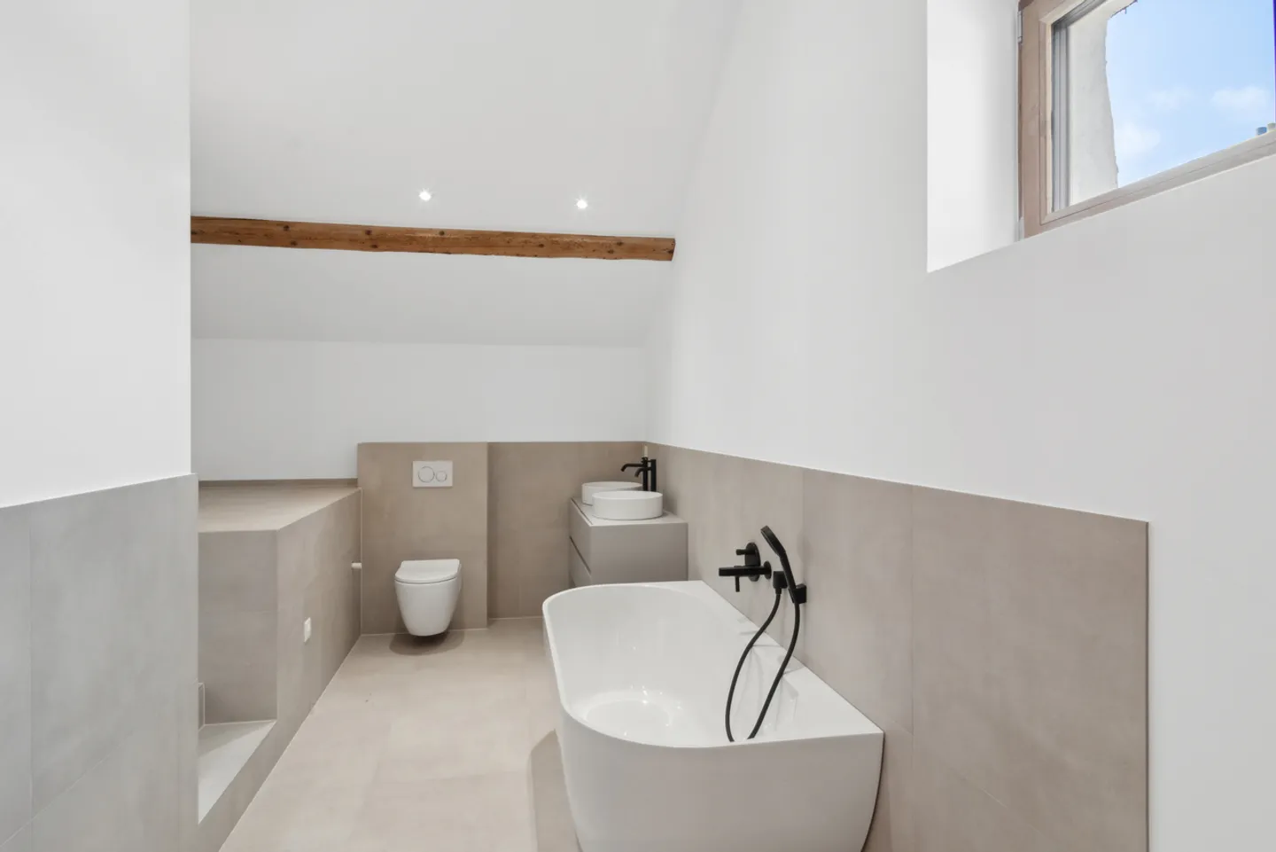 CASA DI VILLAGGIO COMPLETAMENTE RISTRUTTURATA CON MATERIALI LUSSUOSI - Foto 5 di 7