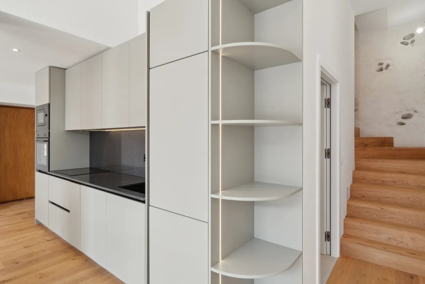 CASA DI VILLAGGIO COMPLETAMENTE RISTRUTTURATA CON MATERIALI LUSSUOSI - Foto 3 di 7
