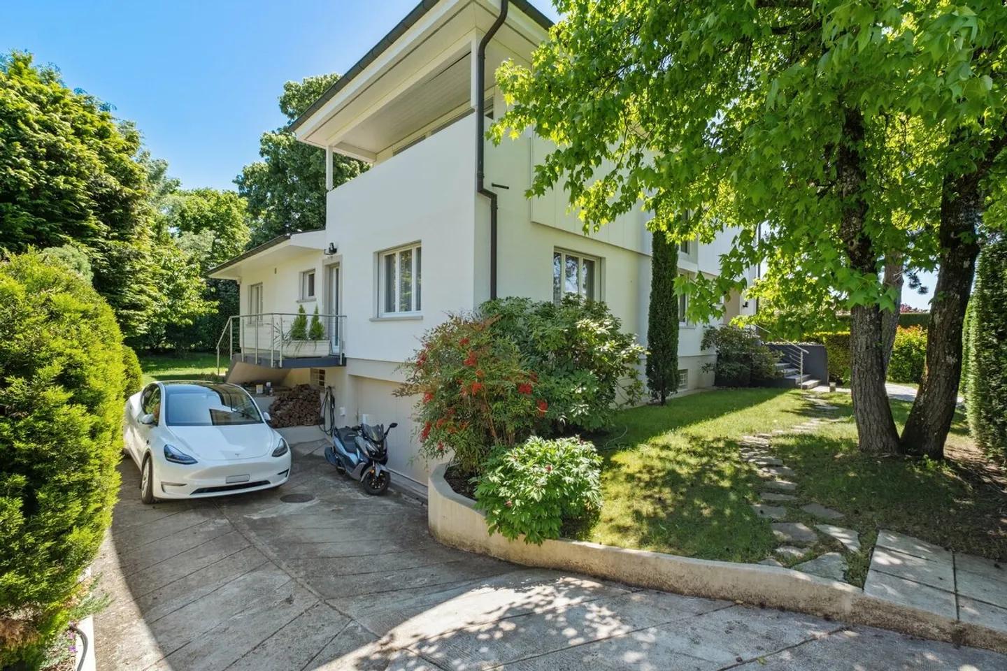 GERÄUMIGE RENOVIERTE FAMILIENVILLA IN RUHIGER GRÜNER LAGE - Foto 10 von 11