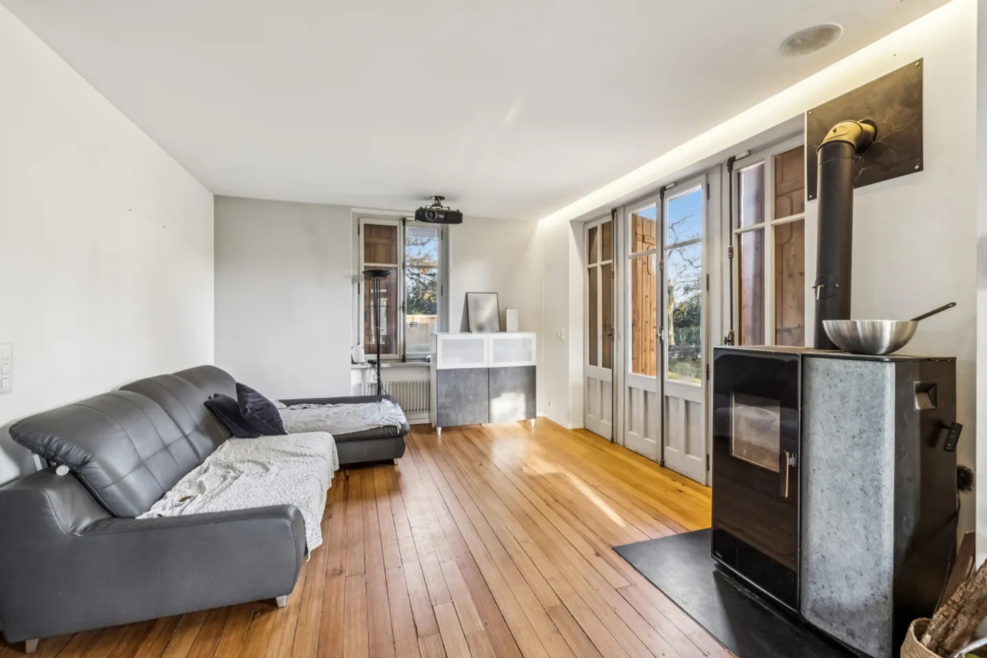 PROPRIETÀ CHARMANTE SU UN VASTO TERRENO ALBERATO E PAESAGGISTICO - Foto 2 di 12