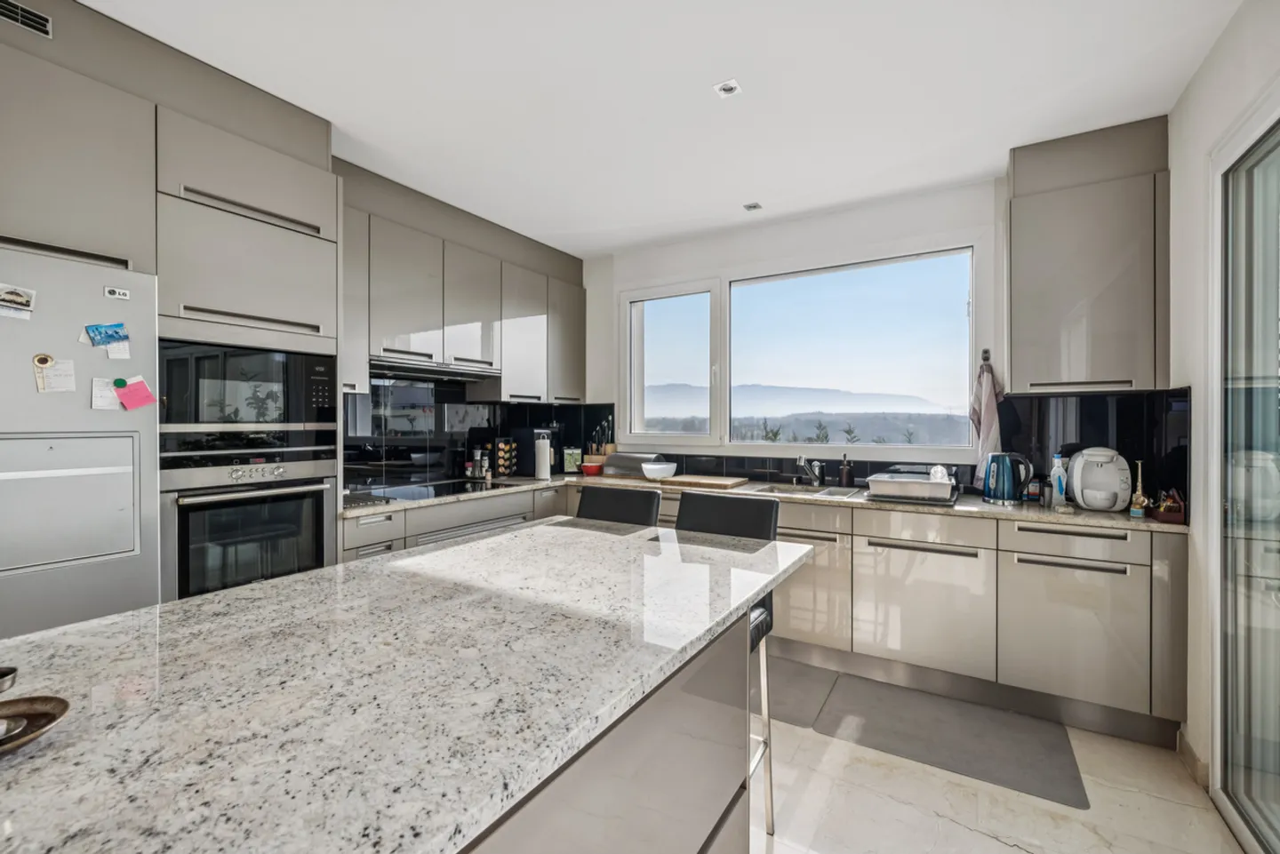 EXCLUSIVITE - GRANDE VILLA CONTEMPORAINE IDEALE POUR LES FAMILLES - Photo 5 sur 13