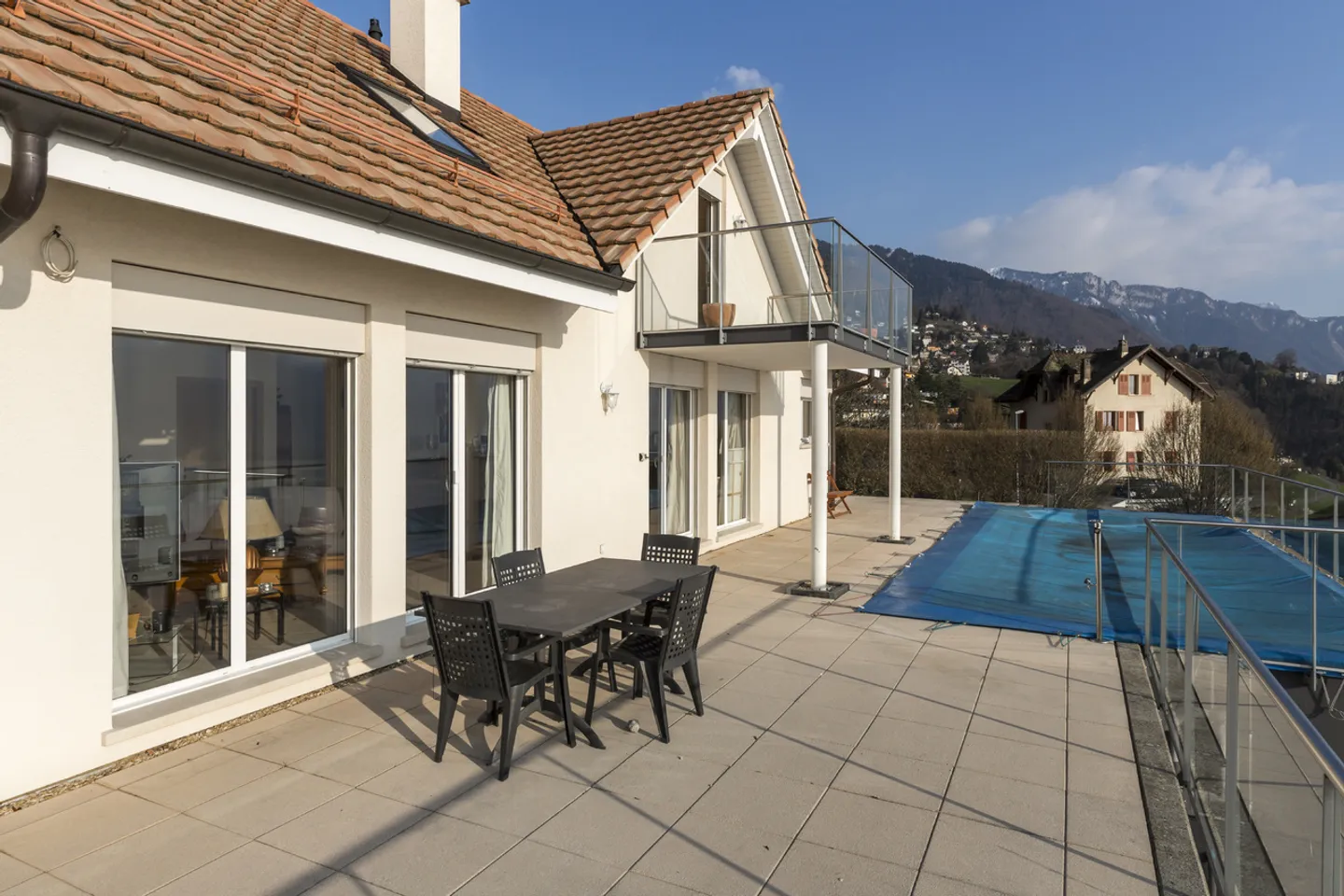 Bella villa con piscina che offre un panorama eccezionale - Foto 1 di 13