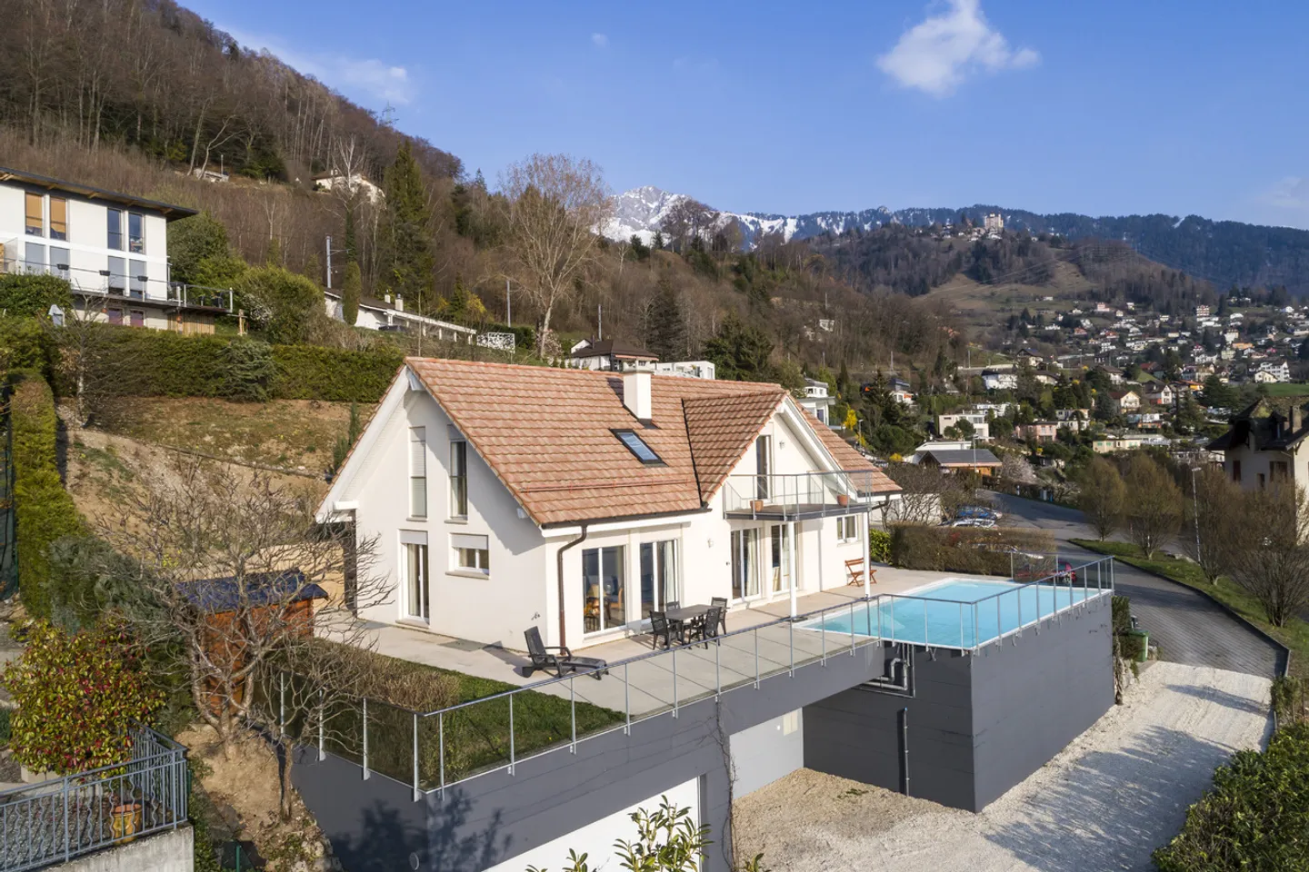 Bella villa con piscina che offre un panorama eccezionale - Foto 1 di 13