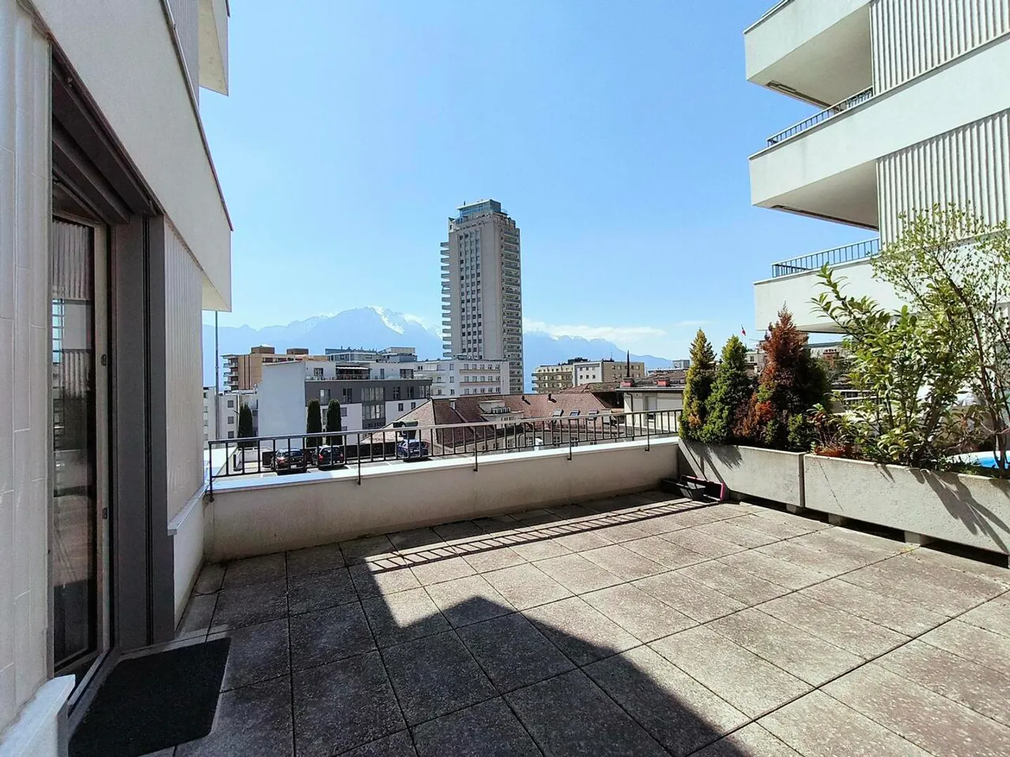 Appartamento recente con grande terrazza e balcone nel centro città - Foto 4 di 9