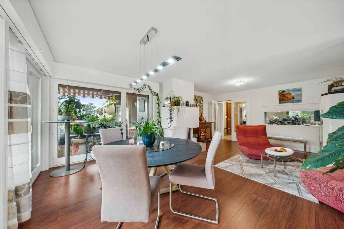 Ampio appartamento di 4,5 locali in un quartiere tranquillo e verdeggiante - Foto 3 di 8