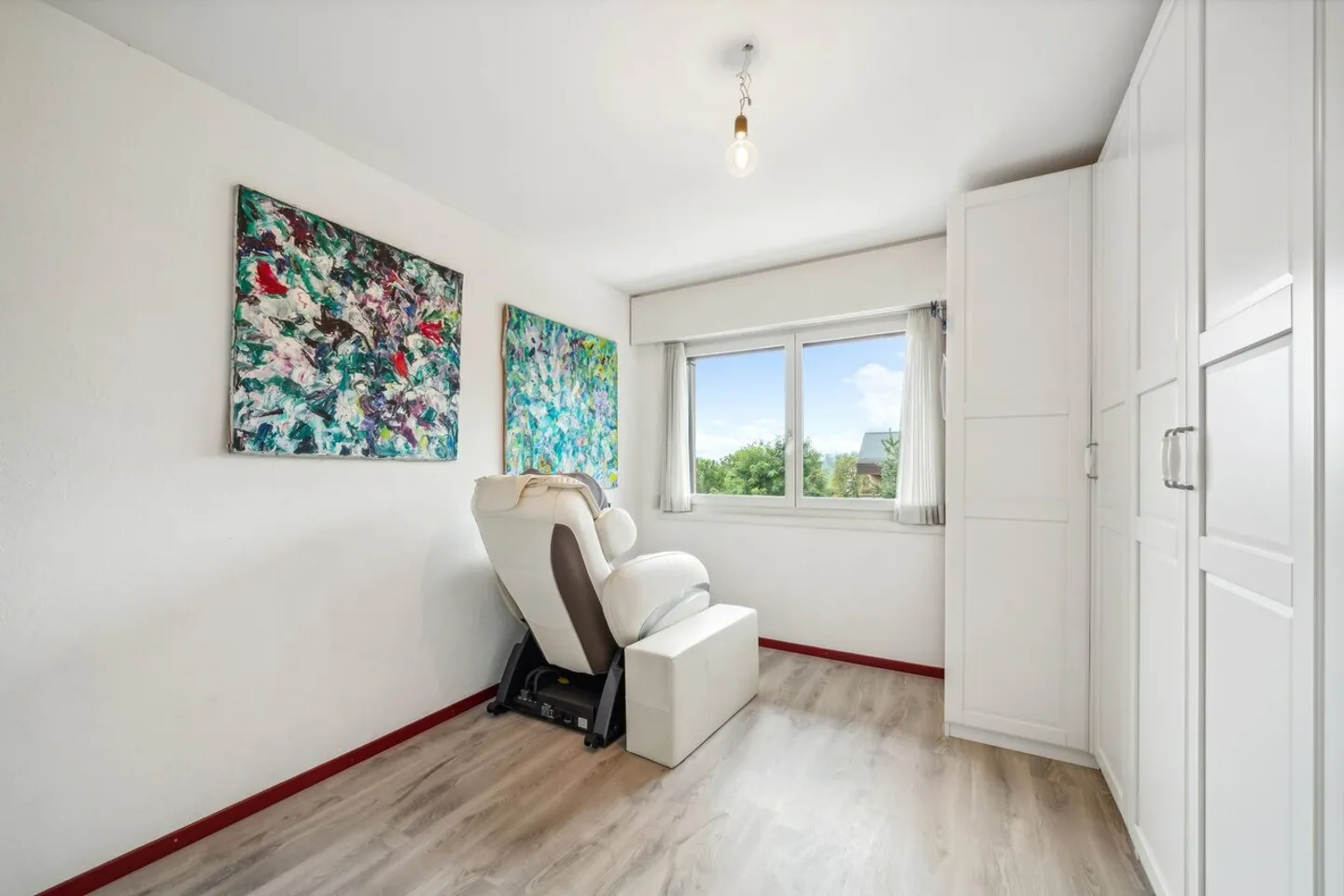 Ampio appartamento di 4,5 locali in un quartiere tranquillo e verdeggiante - Foto 8 di 8