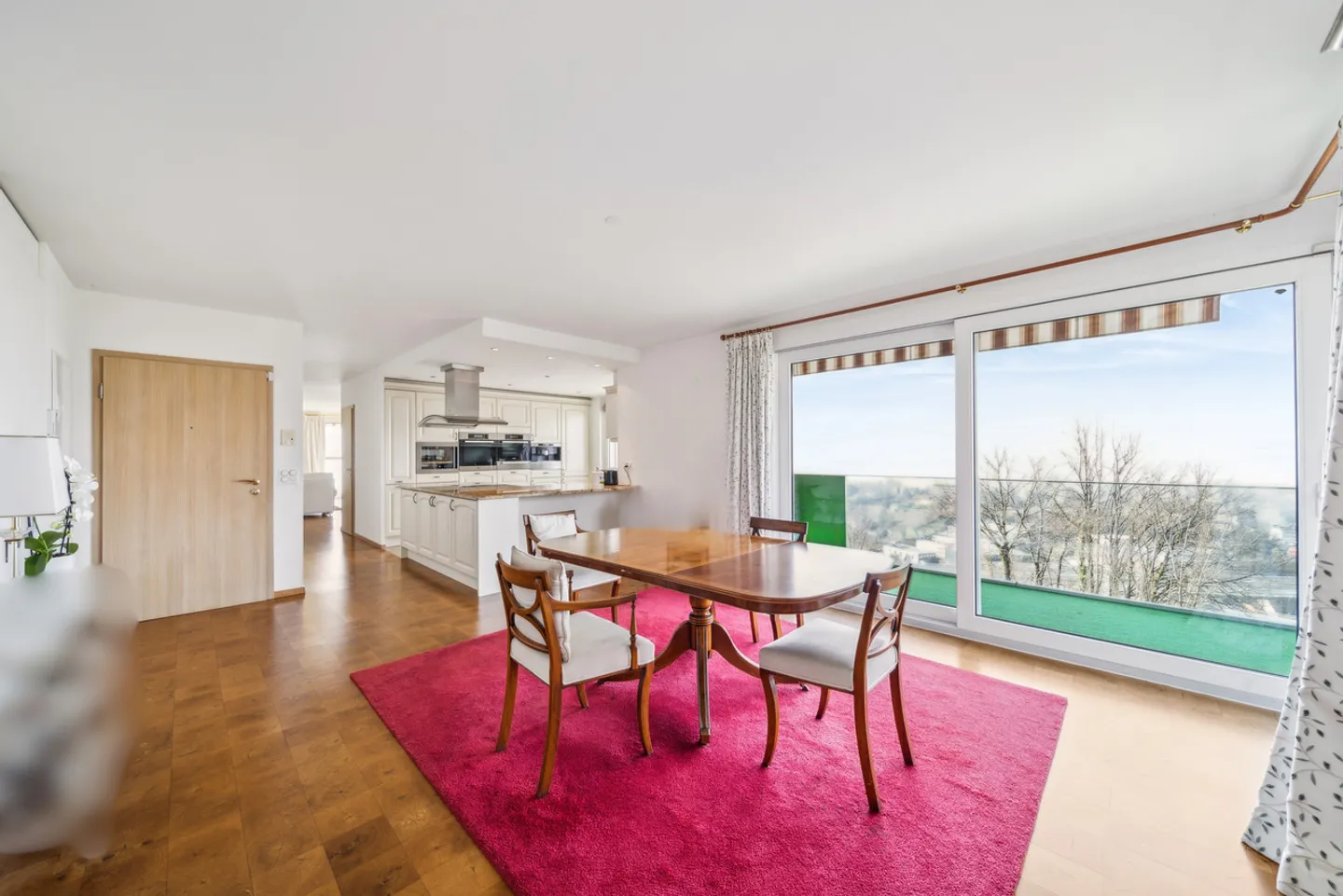 Appartamento spazioso con balconi e vista magnifica - Foto 1 di 13