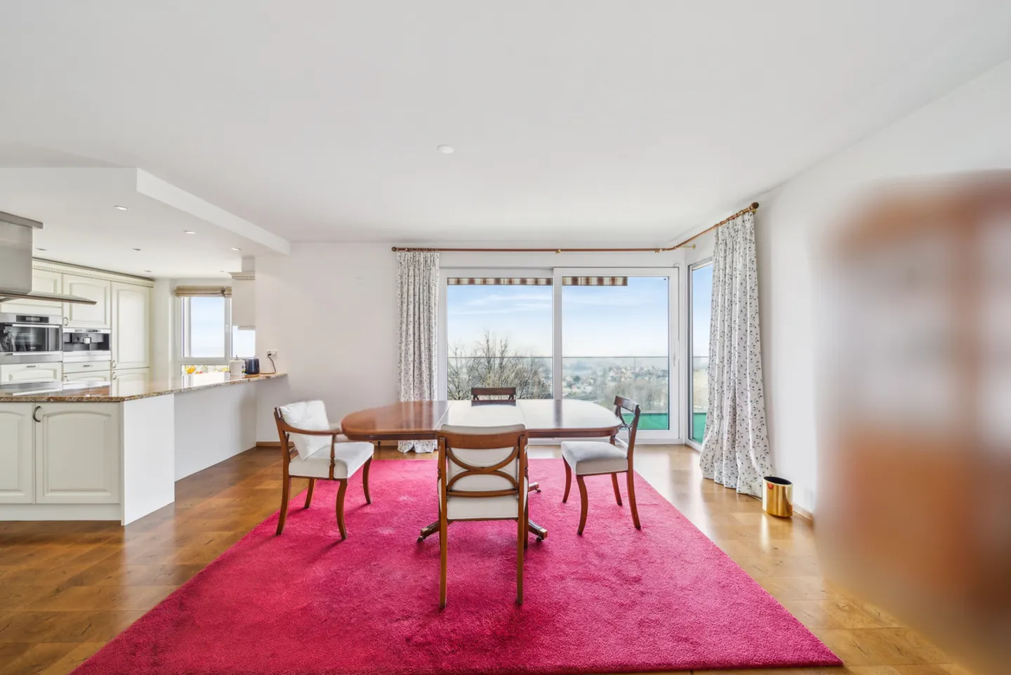 Appartamento spazioso con balconi e vista magnifica - Foto 7 di 13