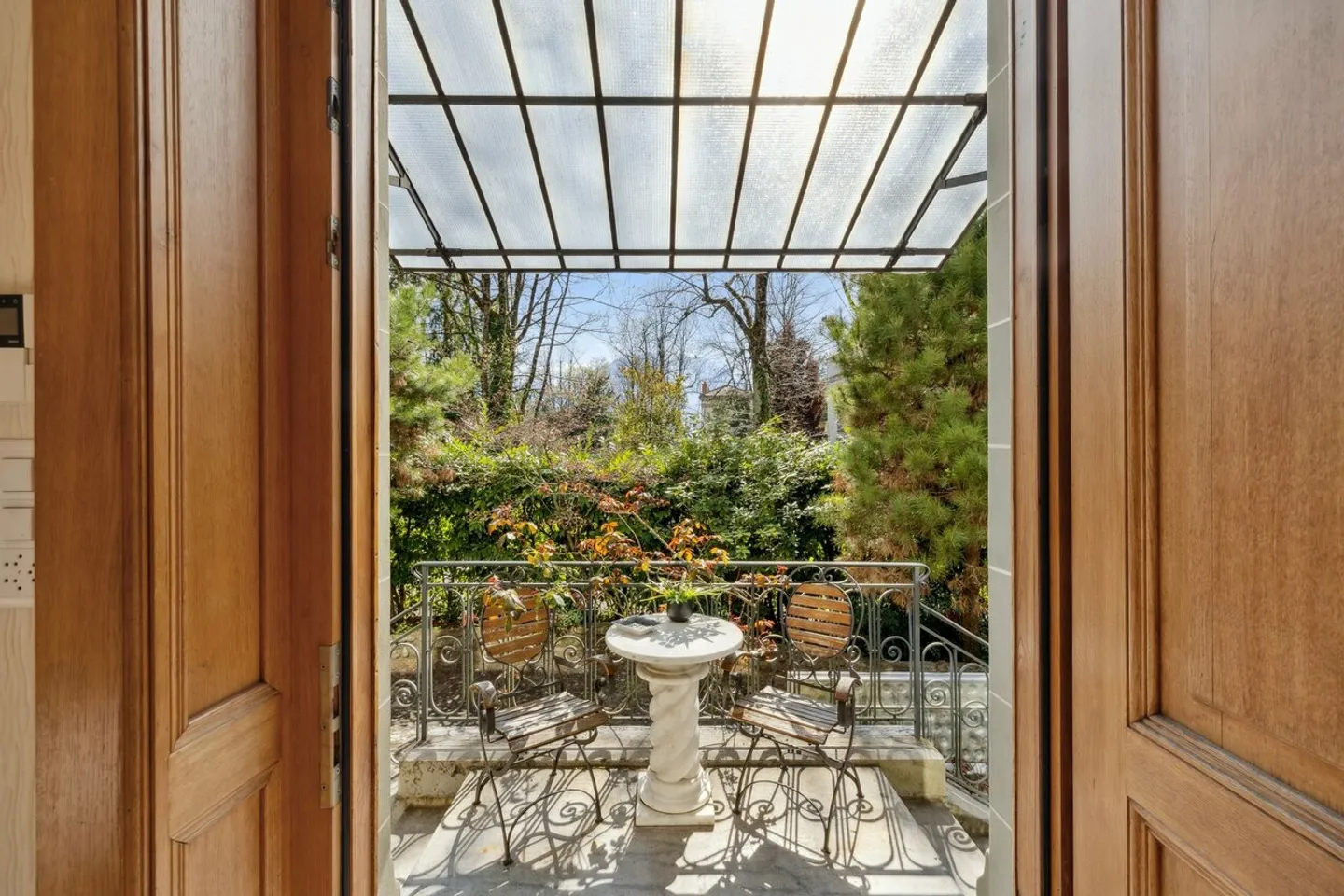 Prestigious property just steps from the lake shore, green park - Photo 3 of 13