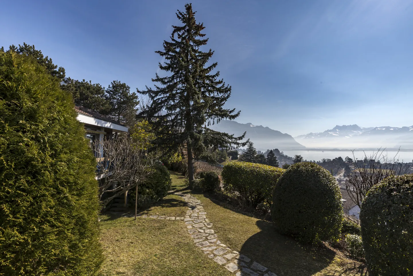 Wunderschönes Anwesen in abgeschiedener Lage, Panoramablick auf den See - Foto 2 von 13