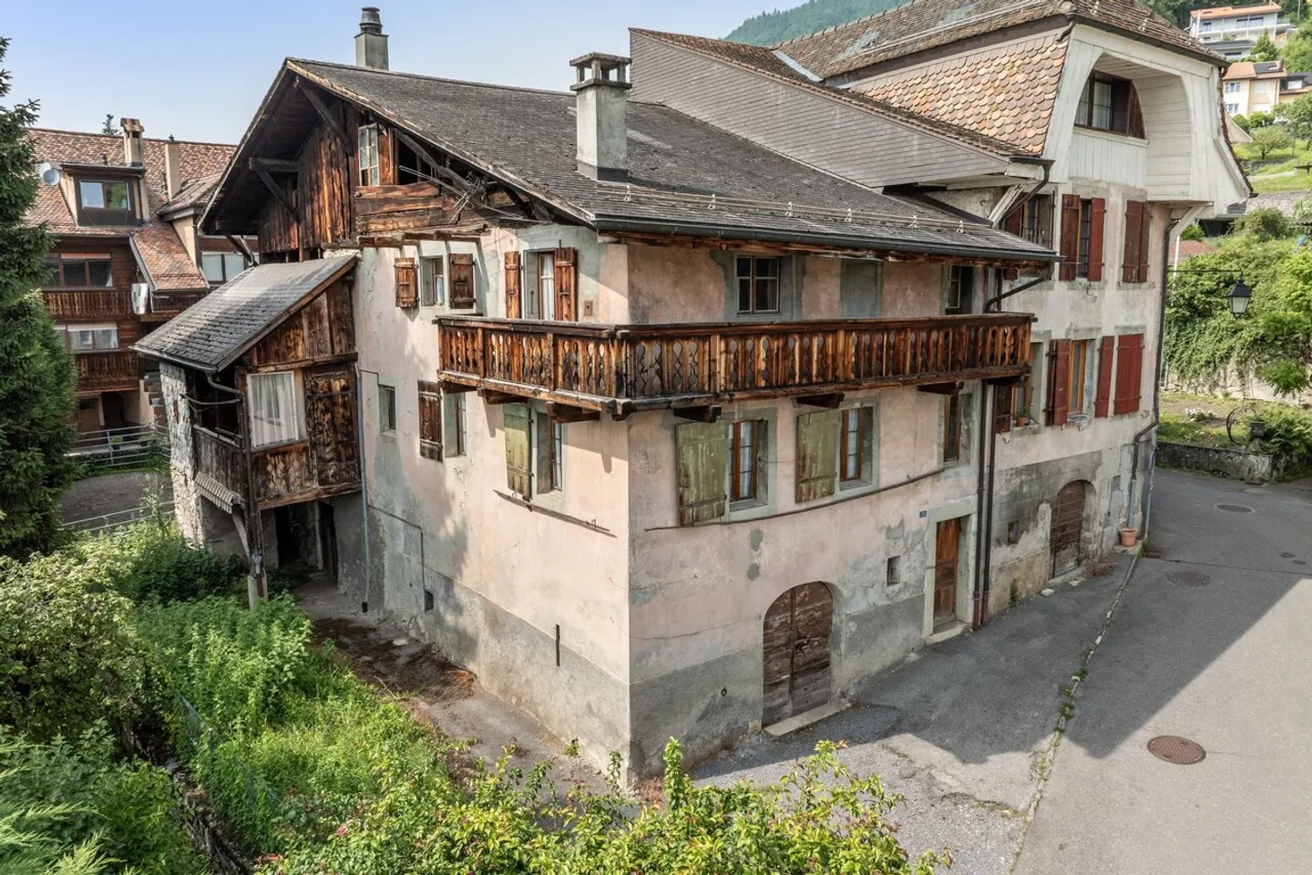 Casa di villaggio da ristrutturare con progetto per due appartamenti e studio - Foto 1 di 13