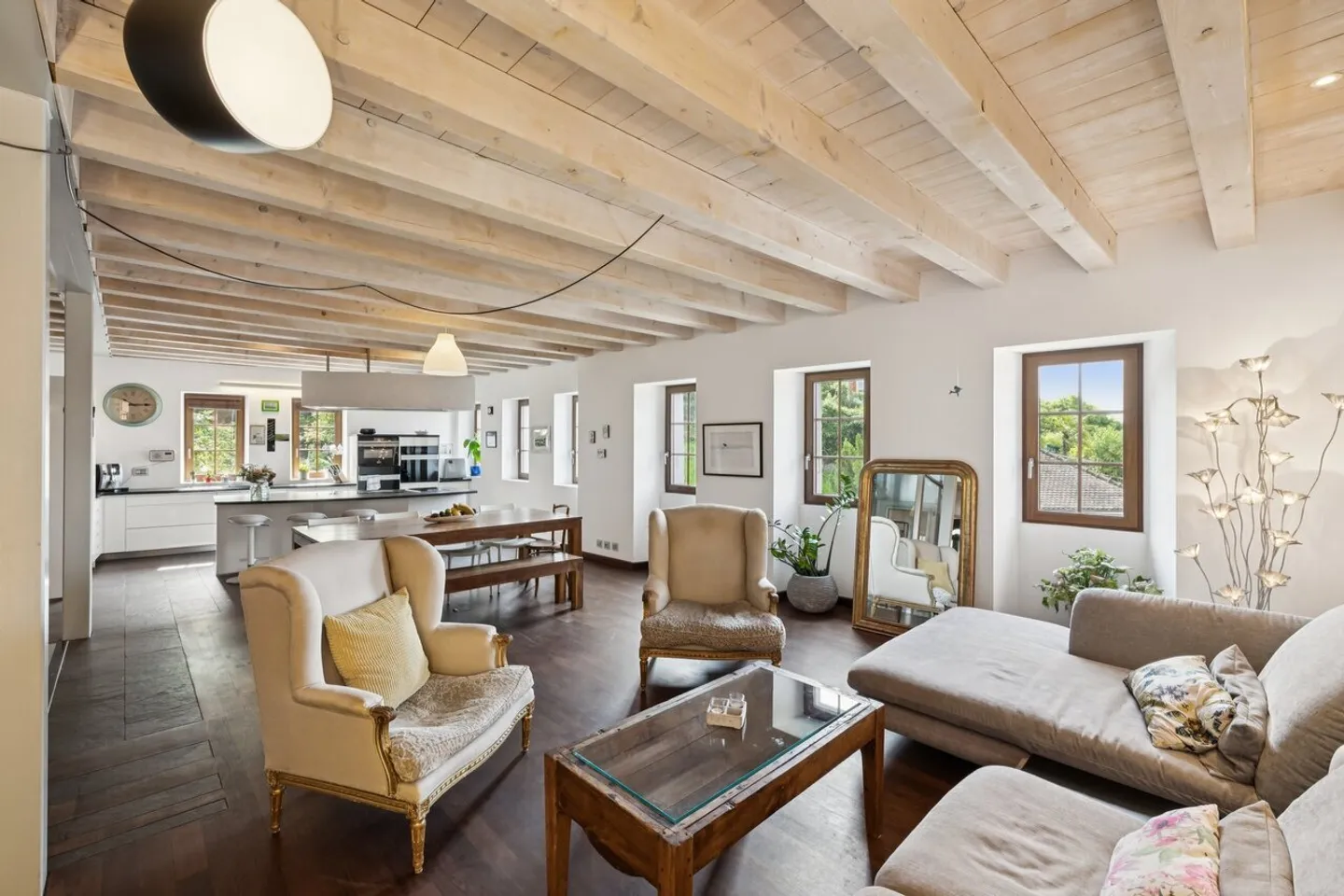 Villa unica nel suo stile con spazi, grandi volumi e vista lago - Foto 5 di 13
