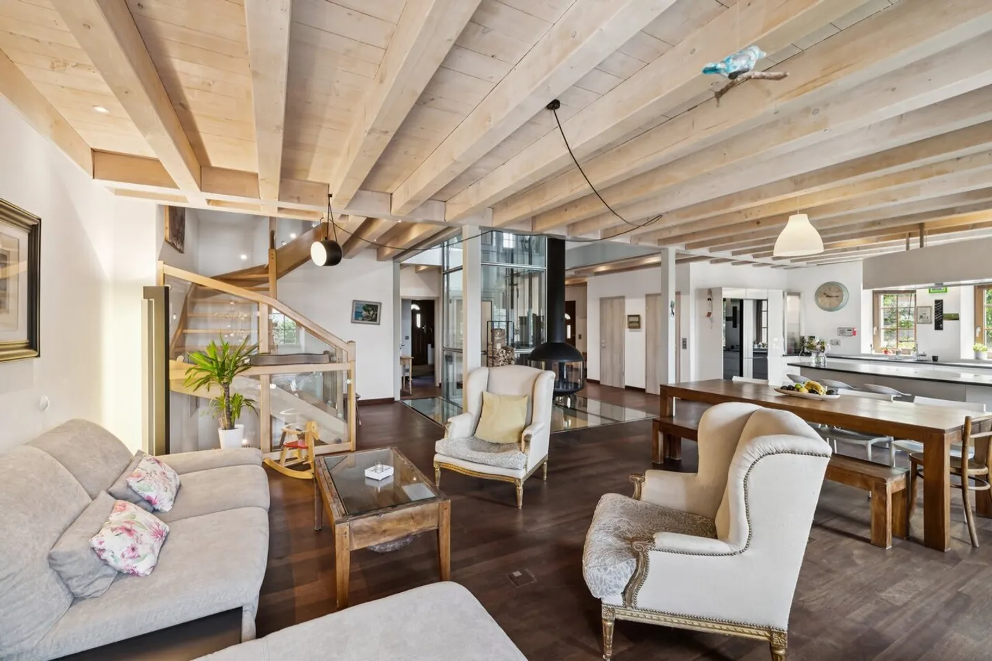 Villa unica nel suo stile con spazi, grandi volumi e vista lago - Foto 6 di 13