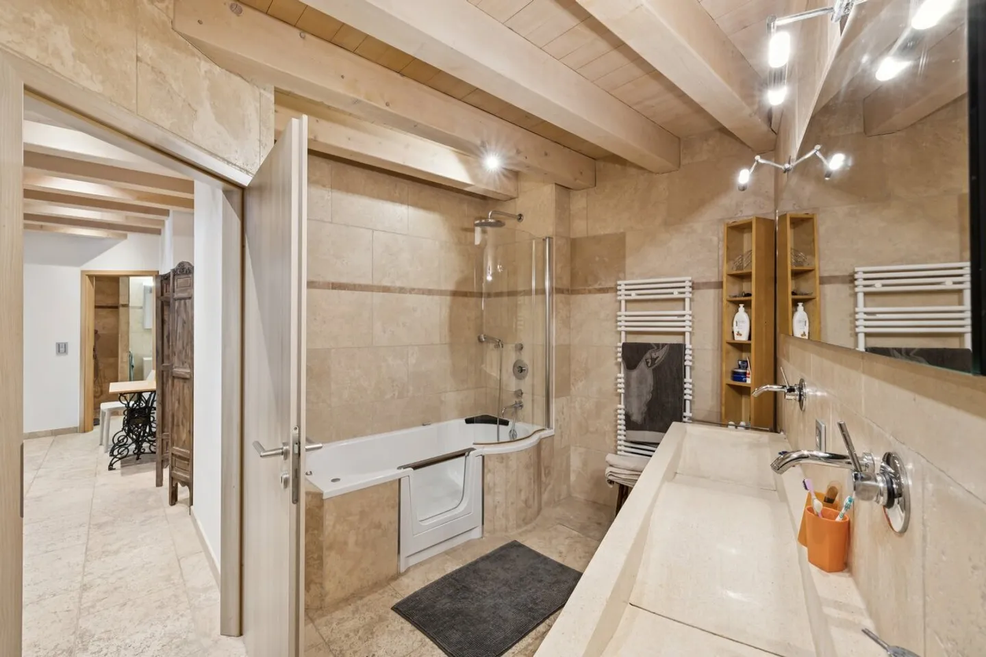 Villa unica nel suo stile con spazi, grandi volumi e vista lago - Foto 13 di 13