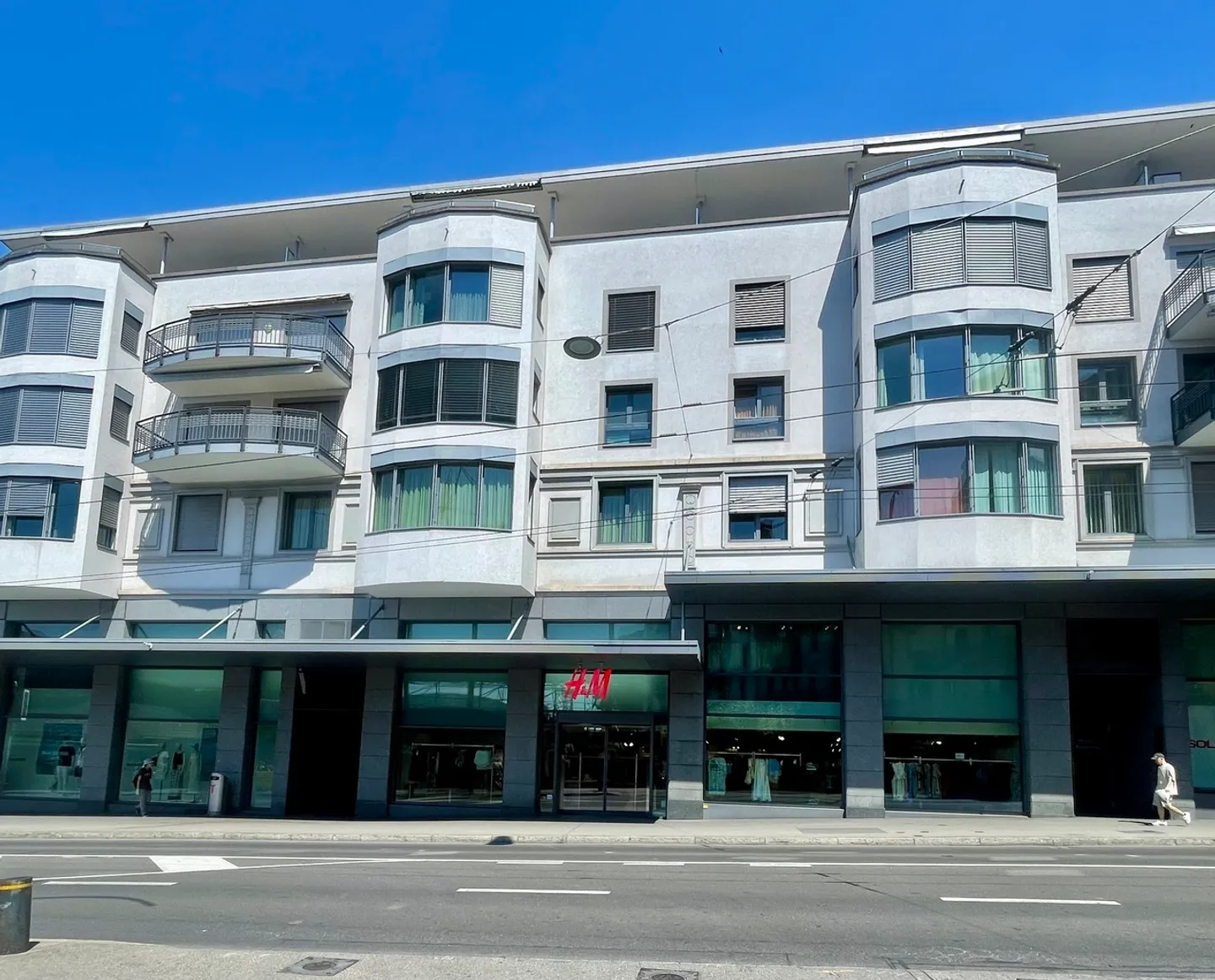 In the heart of Montreux apartment with lake view - Photo 2 of 9