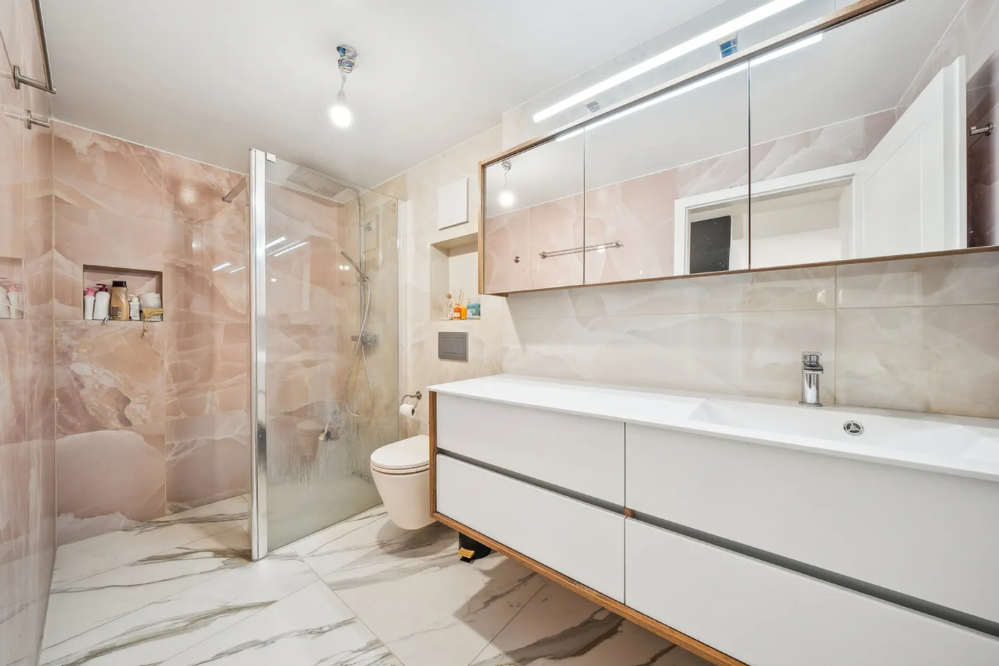 Immeuble d'habitation entièrement rénové avec vue lac - Photo 10 sur 13