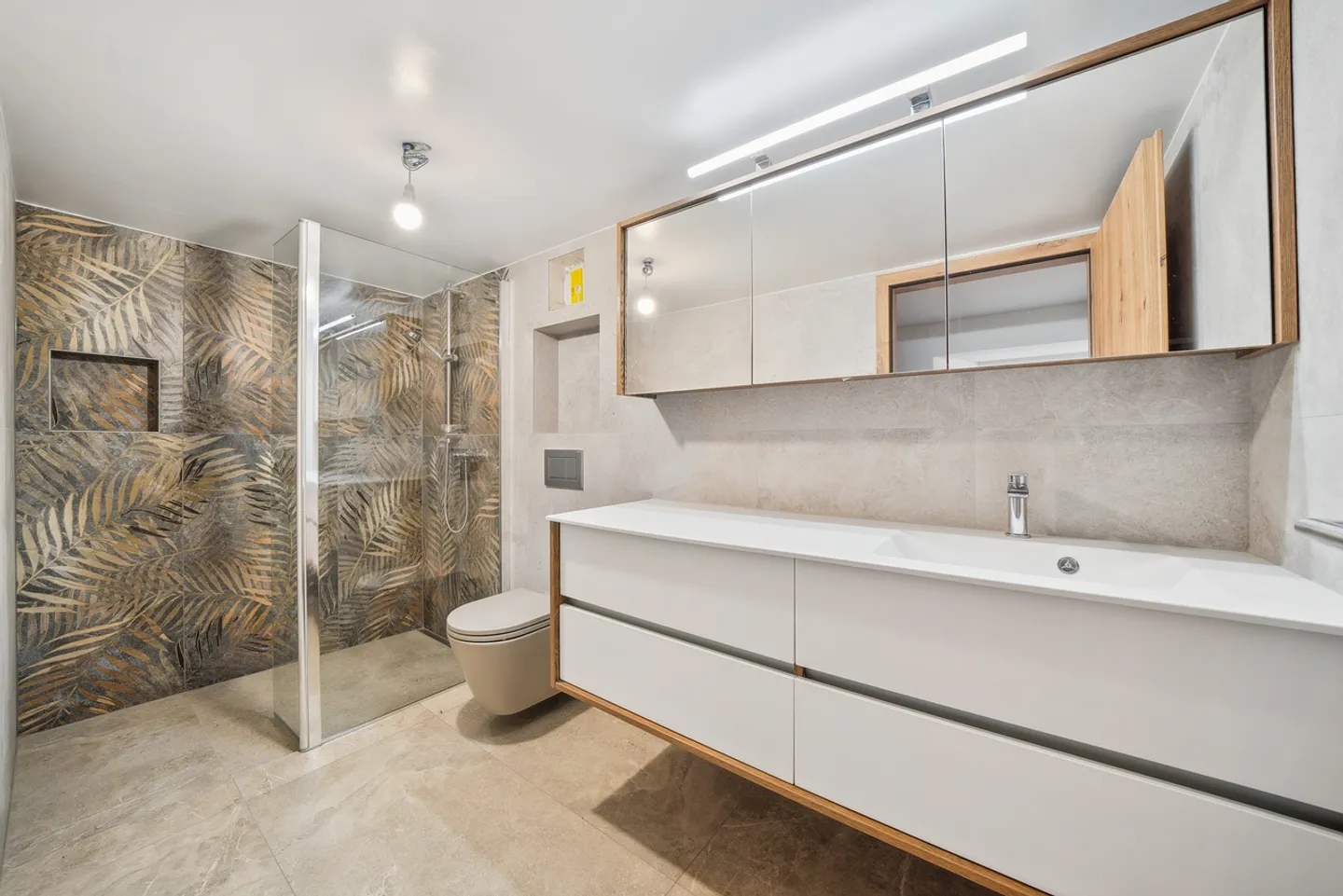 Immeuble d'habitation entièrement rénové avec vue lac - Photo 7 sur 13
