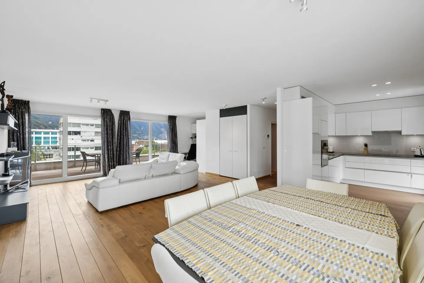 Splendide attique avec vaste terrasse et vue sur le Lac - Photo 2 sur 10